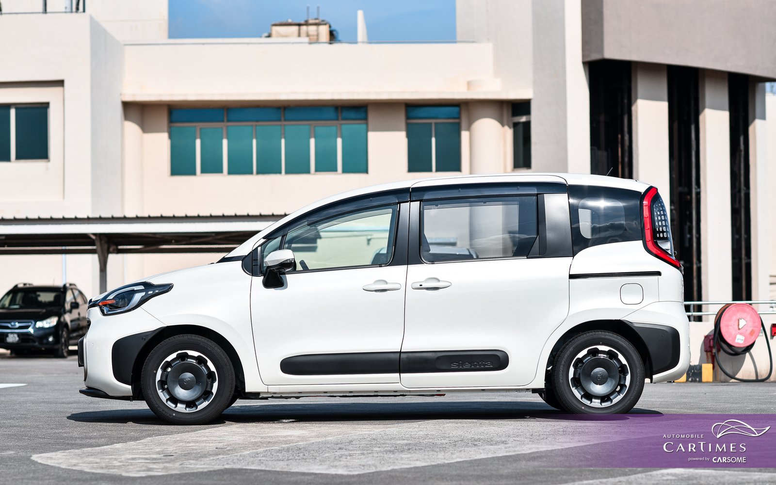 Toyota Sienta Hybrid photo 4